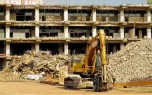 foto di un macchinario per demolire gli edifici