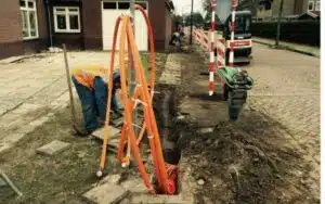 foto di uno scavo per il passaggio della fibra ottica