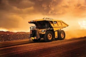 Autocarro per terra e rocce foto di un autocarro gatto