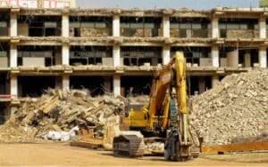 foto di un macchinario per demolire gli edifici