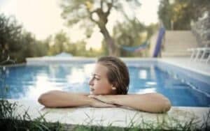 foto di uno scavo per costruire una piscina